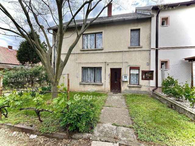 Eladó téglalakás, Pápakovácsin 36.5 M Ft, 4 szobás