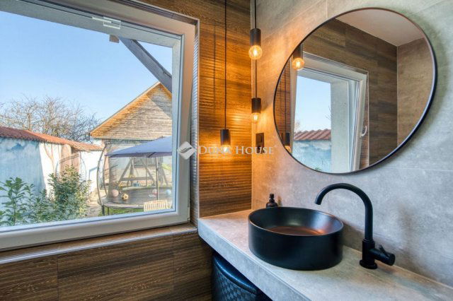 Eladó családi ház, Szigetcsépen 158.9 M Ft, 6 szobás