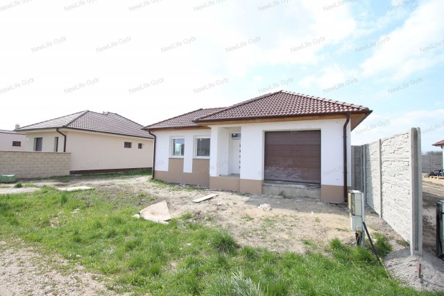 Eladó családi ház, Győrladaméren 119.9 M Ft, 4 szobás