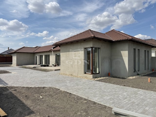 Eladó ikerház, Jászberényben 72 M Ft, 4 szobás