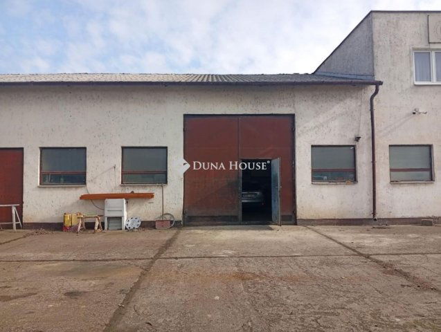 Eladó ipari ingatlan, Tatabányán, Füzes utcában 160 M Ft