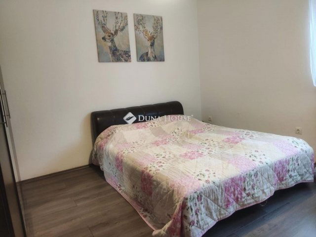 Eladó téglalakás, Pécsett 110 M Ft, 5 szobás