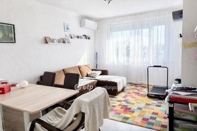 Eladó panellakás, Szegeden 48.3 M Ft, 2+1 szobás