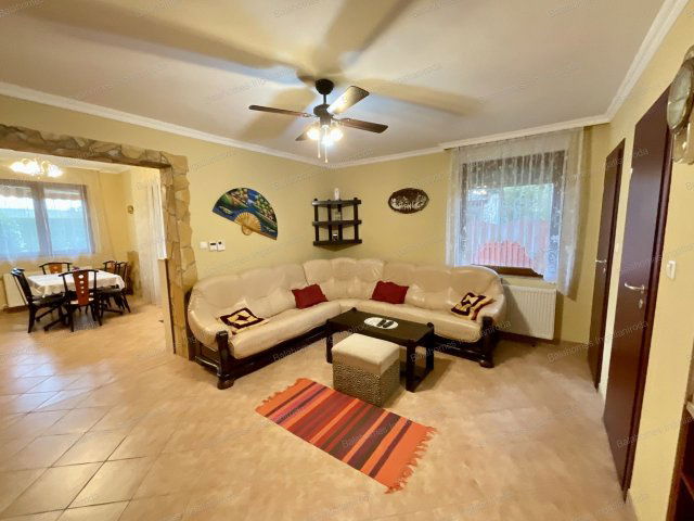 Eladó családi ház, Zamárdiban 134.9 M Ft, 5 szobás