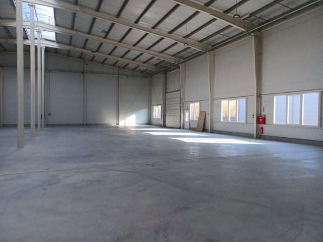 Kiadó ipari ingatlan, Győrött 2100 E Ft / hó