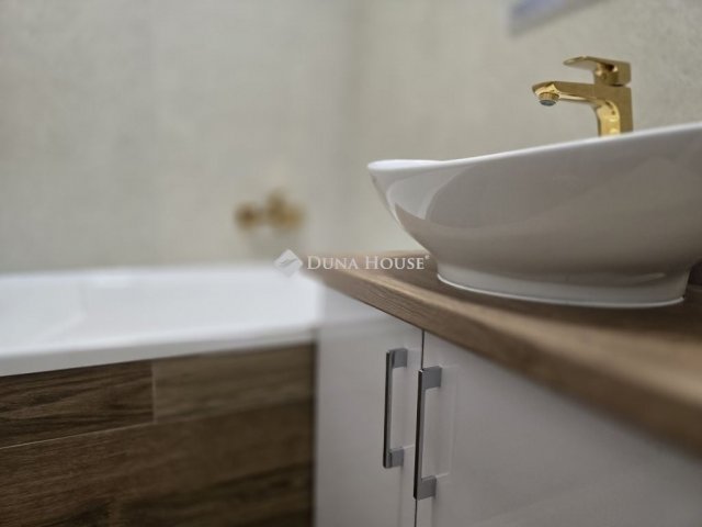 Eladó téglalakás, Pécsett 55.9 M Ft, 3 szobás