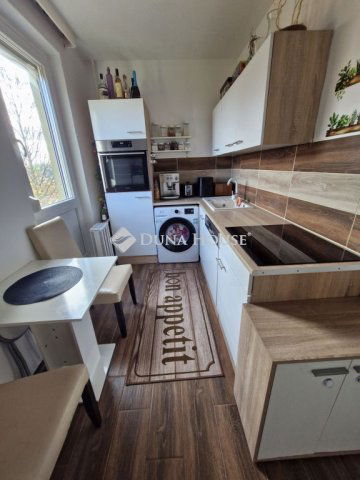 Eladó panellakás, Pécsett 64.9 M Ft, 3 szobás