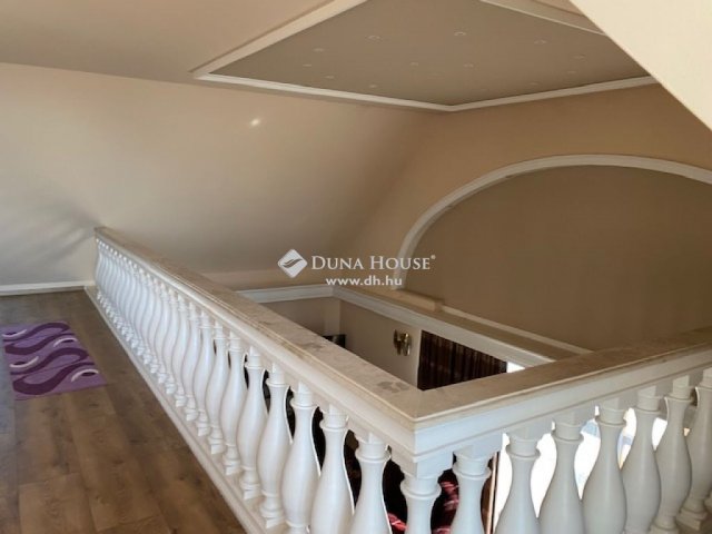 Eladó családi ház, Pécsett 385 M Ft, 6 szobás