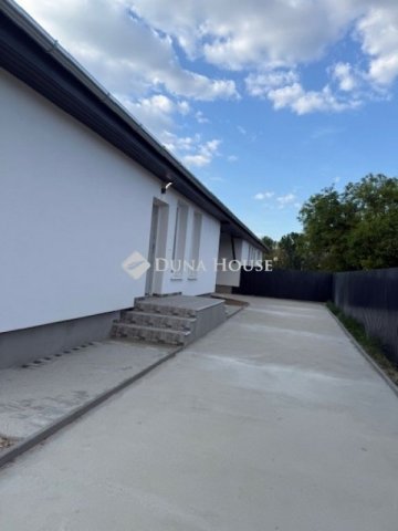 Eladó ikerház, Dánszentmiklóson 58 M Ft, 3 szobás