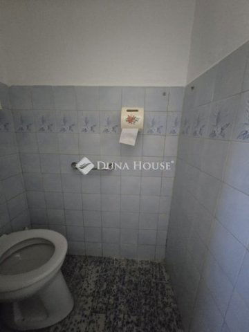 Eladó családi ház, Pécsett 26.9 M Ft, 3 szobás