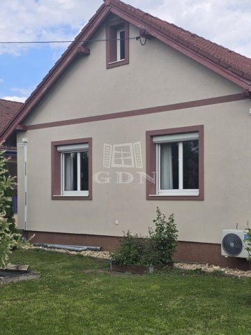 Eladó családi ház, Csényén 115.9 M Ft, 4 szobás