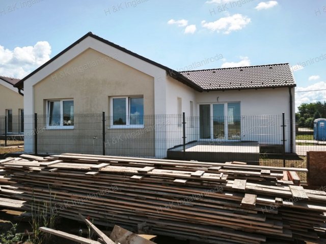 Eladó ikerház, Csörögön 99.9 M Ft, 4+1 szobás