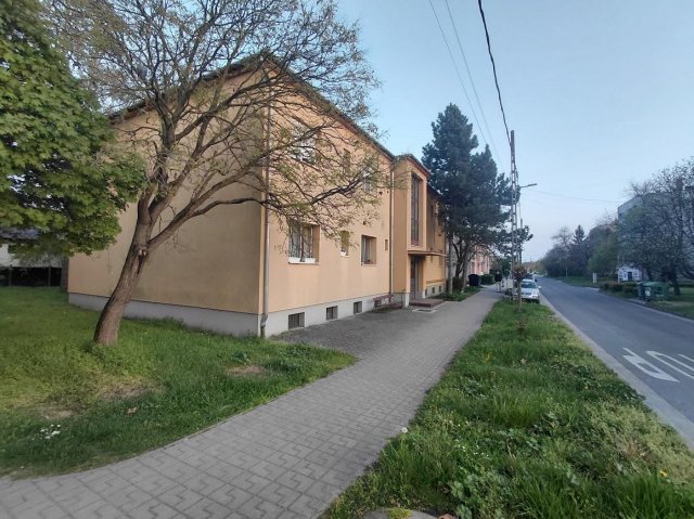 Eladó téglalakás, Komáromban 48 M Ft, 3 szobás