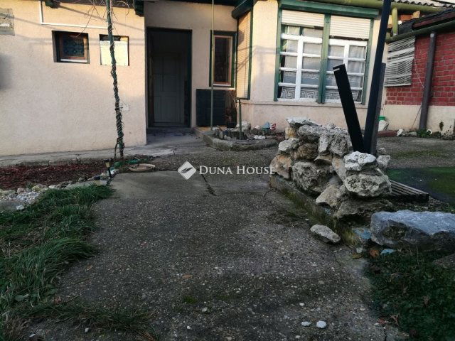 Eladó családi ház, Pécsett 46.9 M Ft, 3 szobás