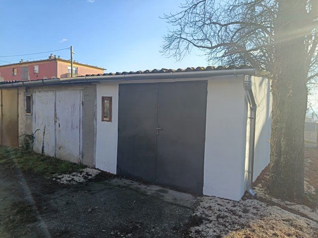 Eladó garázs, Pécsett, Rippl Rónai utcában 7.2 M Ft