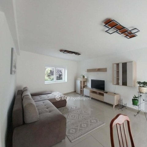 Kiadó téglalakás, albérlet, Nyíregyházán 250 E Ft / hó