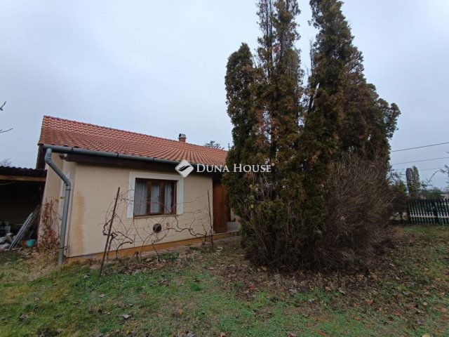 Eladó családi ház, Dánszentmiklóson 50.5 M Ft, 2 szobás