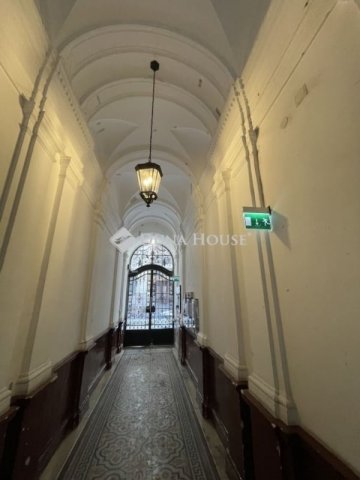 Eladó téglalakás, Budapesten, VI. kerületben 74.5 M Ft, 1 szobás