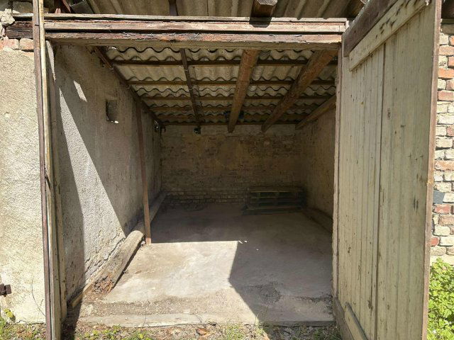 Eladó garázs, Komlón, Majális téren 1.5 M Ft