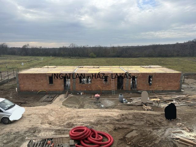 Eladó téglalakás, Mogyoródon 55.9 M Ft, 3 szobás