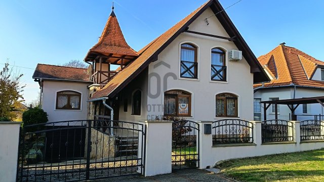 Eladó nyaraló, Balatonbogláron 149.9 M Ft, 7 szobás