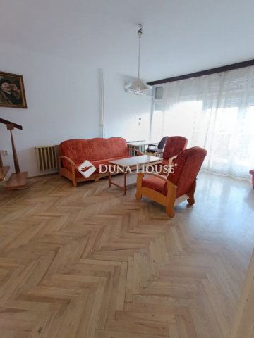 Eladó téglalakás, Szekszárdon 48 M Ft, 4 szobás
