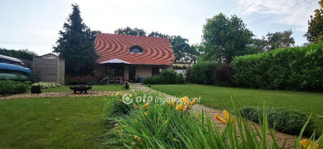 Eladó családi ház, Szigetszentmártonban 159 M Ft, 5 szobás