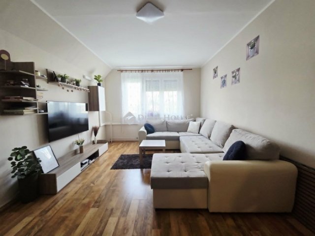 Eladó panellakás, Szegeden 62.9 M Ft, 4 szobás