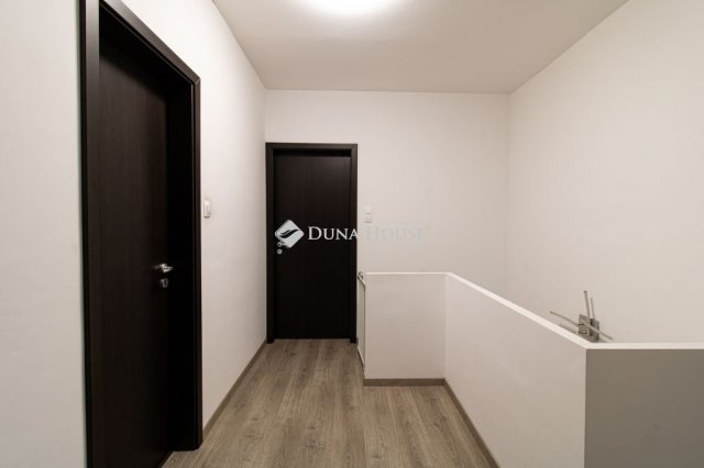 Eladó téglalakás, Vecsésen 113.9 M Ft, 5 szobás