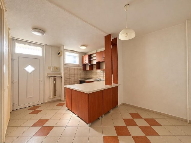 Eladó téglalakás, Budapesten, XX. kerületben, Helsinki úton
