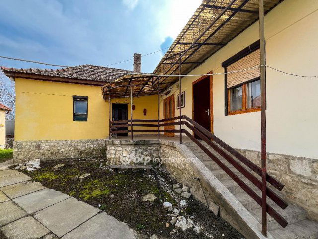 Eladó családi ház, Pápateszéren 19.8 M Ft, 4 szobás