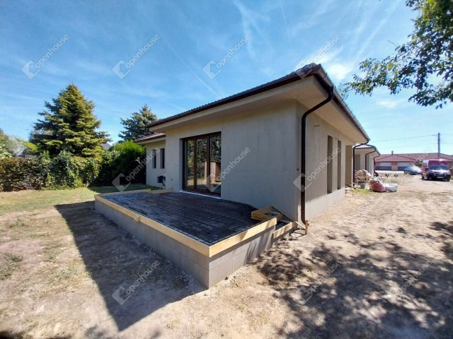 Eladó ikerház, Tácon 84.8 M Ft, 3 szobás / költözzbe.hu
