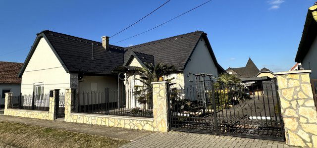 Eladó családi ház, Adonyban 84.9 M Ft, 3 szobás