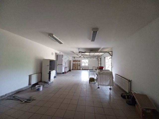 Eladó családi ház, Mendén 179.9 M Ft, 11 szobás