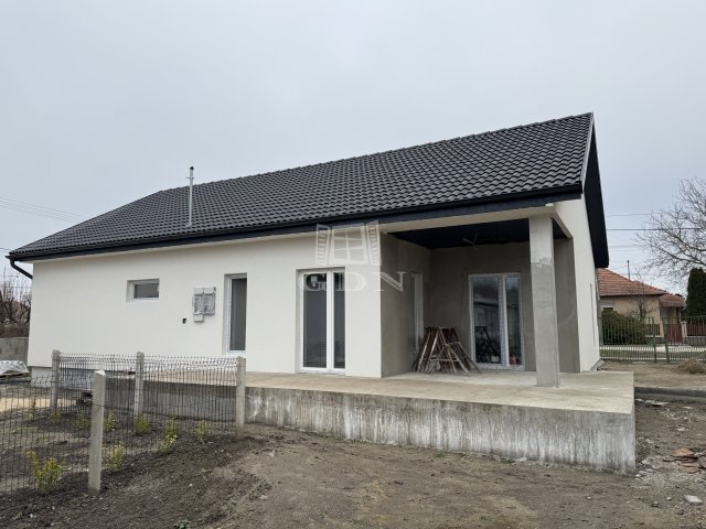 Eladó családi ház, Baracskán 85 M Ft, 3 szobás