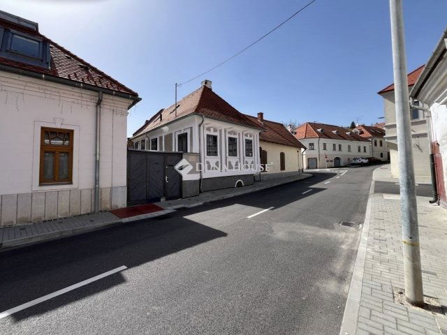 Eladó családi ház, Veszprémben 89 M Ft, 3 szobás