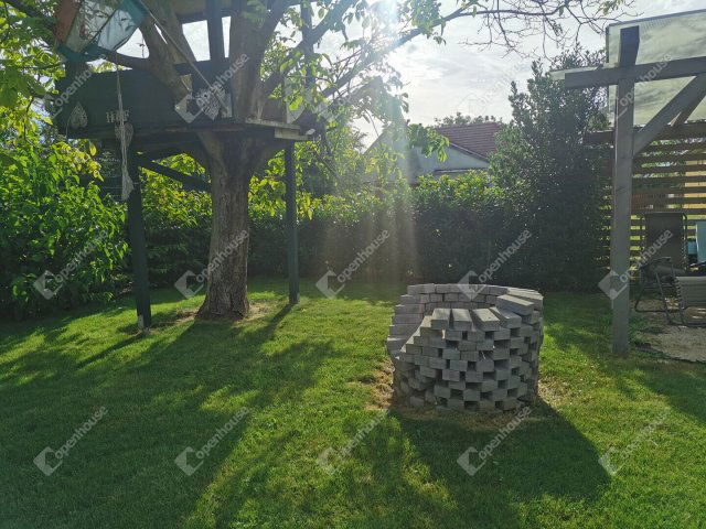 Eladó téglalakás, Nagybajcson 73.8 M Ft, 3 szobás