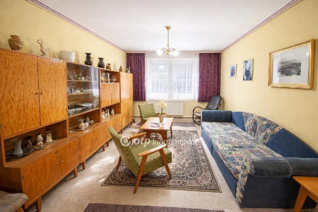 Eladó panellakás, Mosonmagyaróváron 39.99 M Ft, 2 szobás