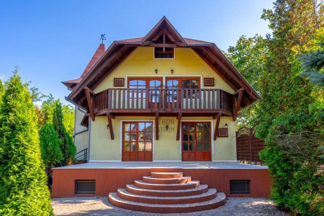 Eladó hotel, Kőröshegyen 260 M Ft, 15 szobás