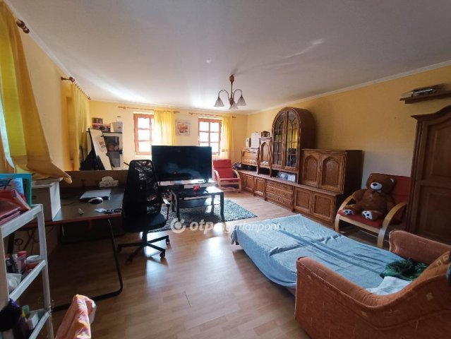 Eladó családi ház, Vértesbogláron 89.9 M Ft, 8 szobás