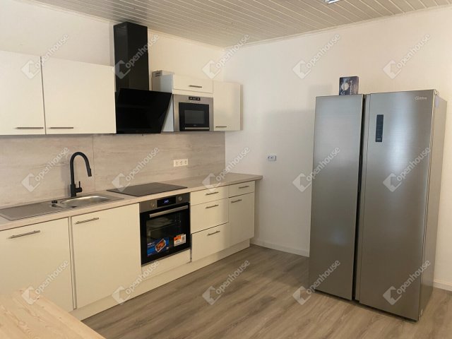 Eladó családi ház, Bucsuban 144 M Ft, 6 szobás