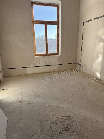 Kiadó iroda, Győrött, Simor János püspök terén 3700 E Ft / hó