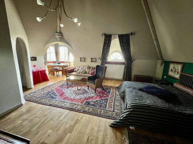 Eladó családi ház, Sukorón 850 M Ft, 10 szobás