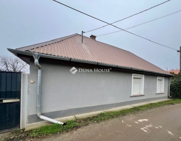 Eladó családi ház, Pilisen 33.9 M Ft, 2 szobás