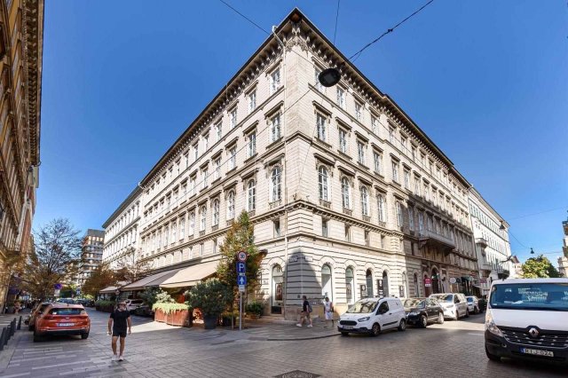 Eladó téglalakás, Budapesten, V. kerületben 62.5 M Ft, 1 szobás