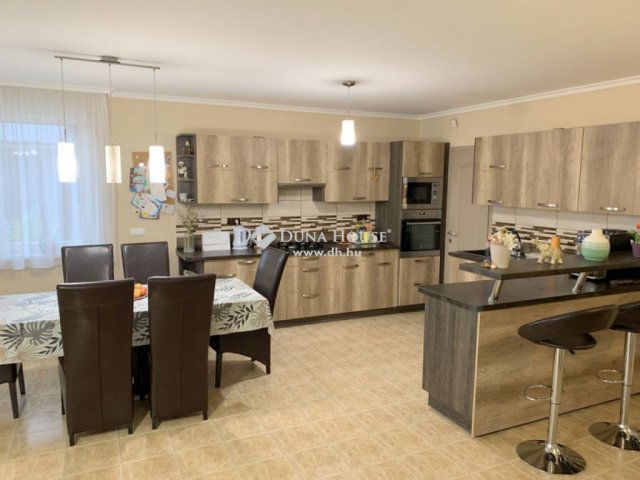 Eladó ikerház, Nyíregyházán 115 M Ft, 5 szobás