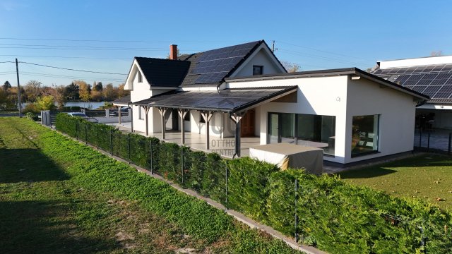 Eladó családi ház, Kiskunlacházán 199 M Ft, 8 szobás