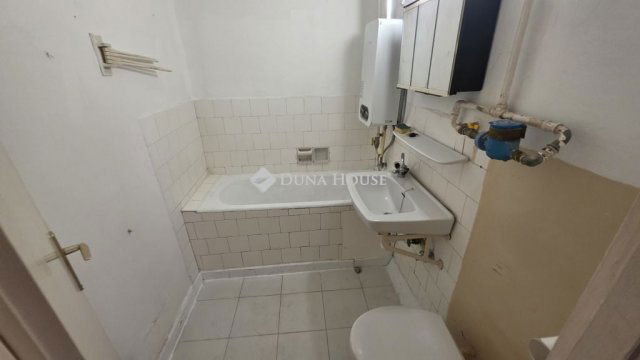 Kiadó téglalakás, albérlet, Szombathelyen, Paragvári utcában