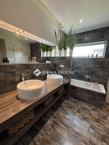 Eladó ikerház, Budapesten, XVIII. kerületben 194 M Ft, 4 szobás