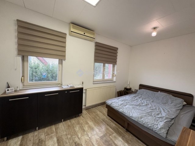 Eladó családi ház, Pécsett 89.9 M Ft, 7 szobás